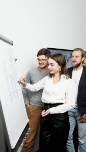 ateliers collectifs salariés tuteurs montée en compétences recrutement tutorat maitre d'apprentissage intégration onboarding  Vienne 86 les chemins de l'orientation whiteboard in a modern office.